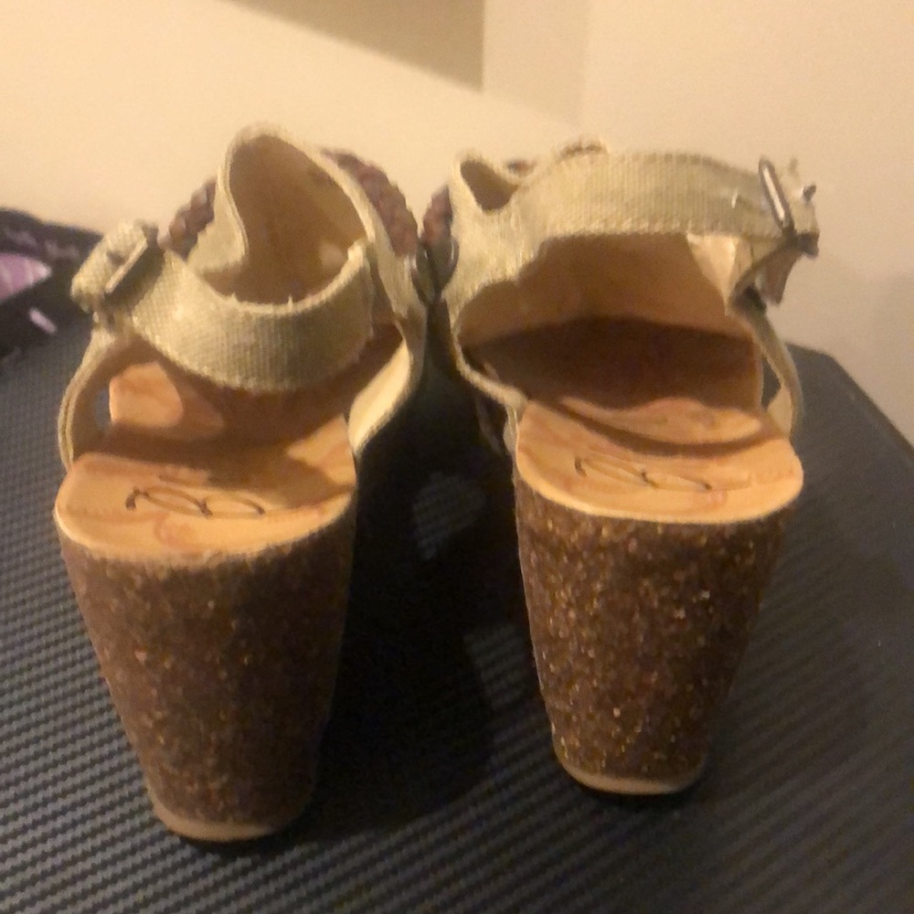 NEW!! Blowfish heeled sandals. - Picture 3 of 5